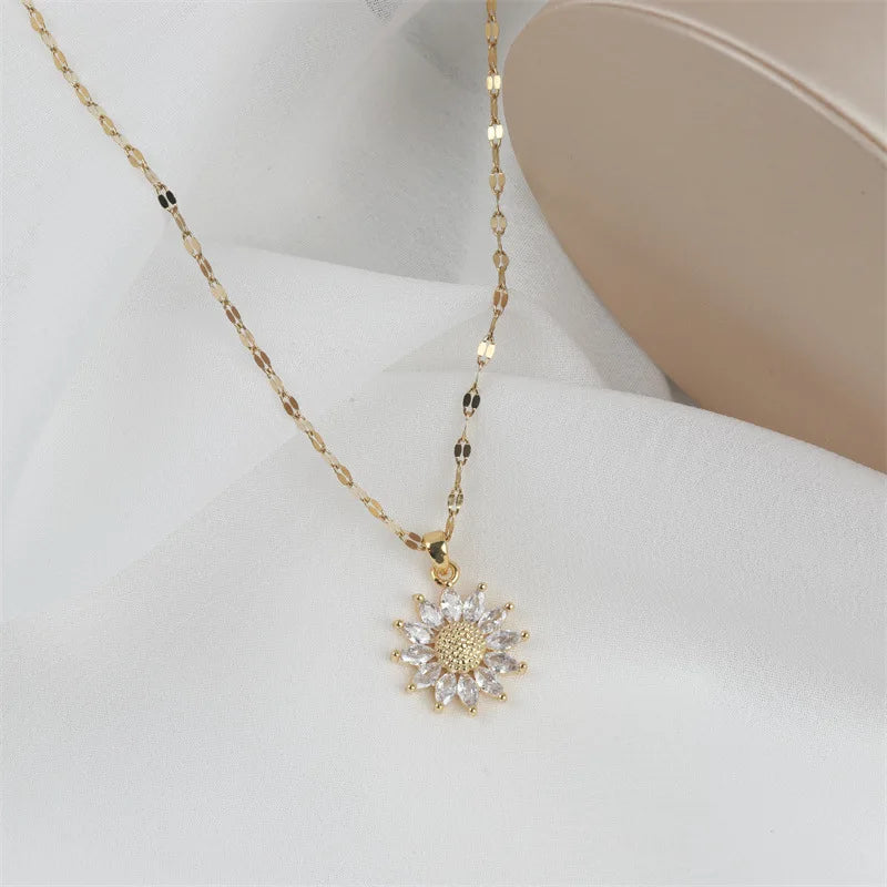 Golden Bloom Pendant ✨ Flower Necklace That Shines with You