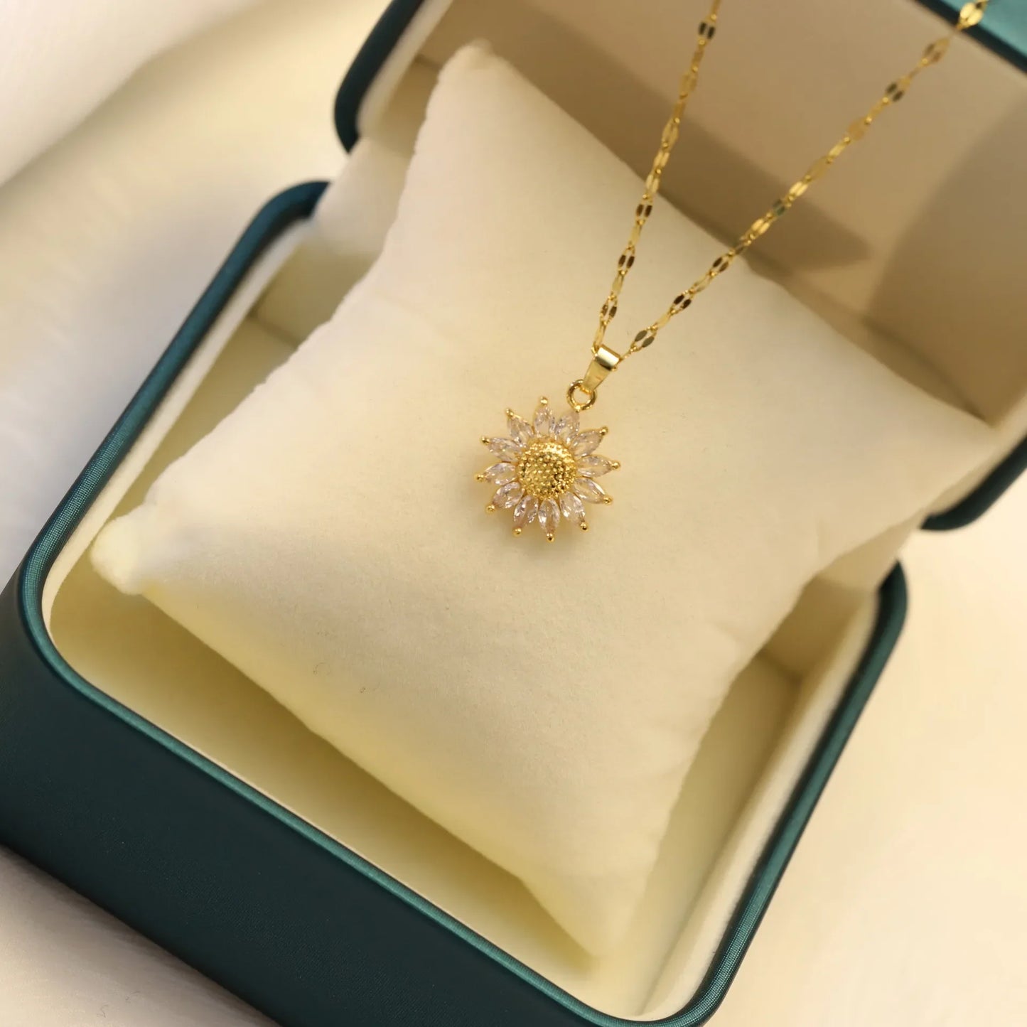 Golden Bloom Pendant ✨ Flower Necklace That Shines with You