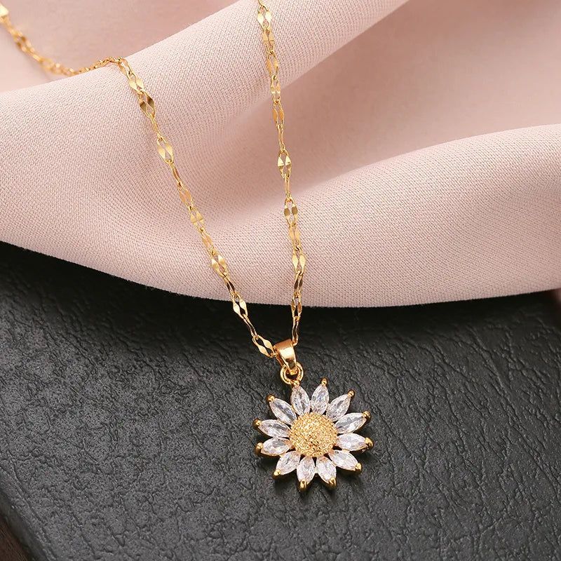 Golden Bloom Pendant ✨ Flower Necklace That Shines with You
