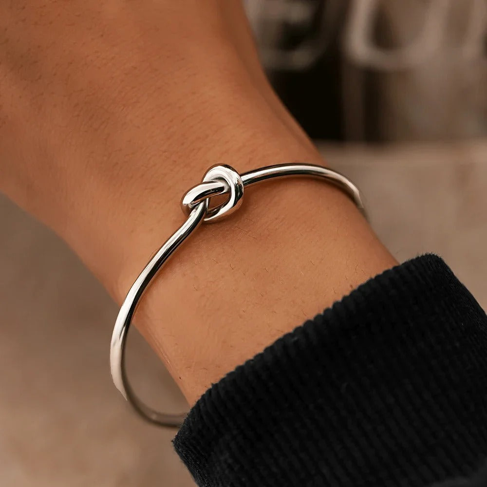 Timeless Twist Bracelet – Sleek Steel, Forever Style
